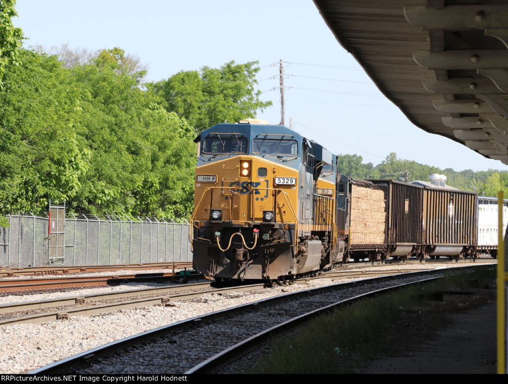 CSX 5329 leads train L601 thru the yard